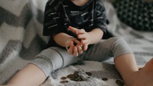 Cât te costă un copil, de la naștere până la 18 ani, în România. Calcul real, pe 2026