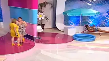 Scandal monstruos in DIRECT!Doua blonde s-au luat la bataie in timpul unei emisiuni TV!