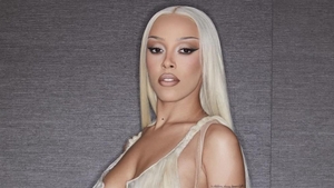 Cea mai „păcătoasă” apariție în prag de Paște! Cum s-a lăsat „atinsă” de aparatul foto Doja Cat