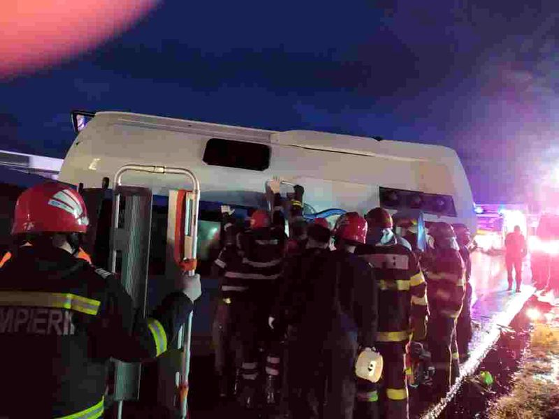 În accidentul de la Lețcani au murit trei oameni, iar 10 au fost răniți