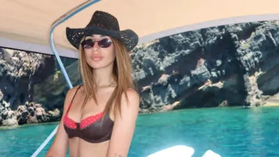 GALERIE FOTO. Imagini incendiare cu Sarah, fiica Anamariei Prodan, în costum de baie!