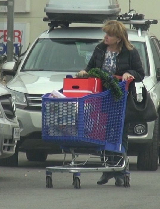 Anul trecut, Maria Băsescu a fost surprinsă într-o ipostază asemănătoare, părând că nu se simte deloc confortabil atunci când atrage atenţia