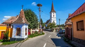 Satul ascuns printre pădurile din România i-a răvășit pe turiștii străini. Comoara de nepretuit care se află în micuța așezare din Transilvania