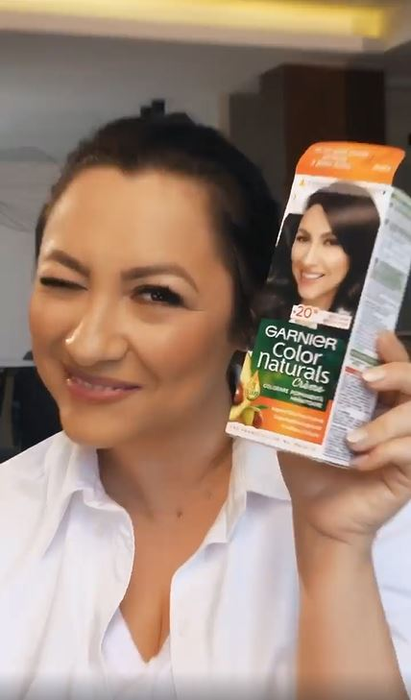 Andra, în ipostaze nemaivăzute până acum! S-a filmat în timp ce se vopsește singură acasă. Ce s-a întâmplat după ce și-a aplicat vopseaua pe păr