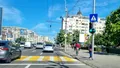 Mașina din față blochează banda cu semafor verde intermitent. Ai voie să o depășești prin stânga pentru a face dreapta?