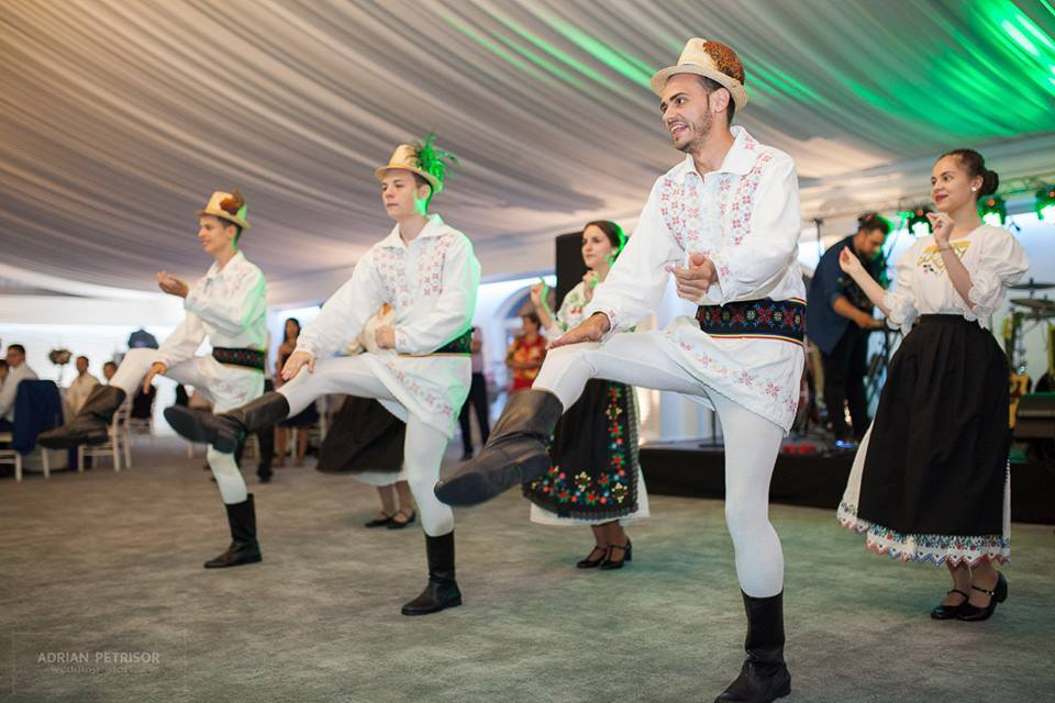 Numărul dănțăușilor este foarte apreciat la nunți