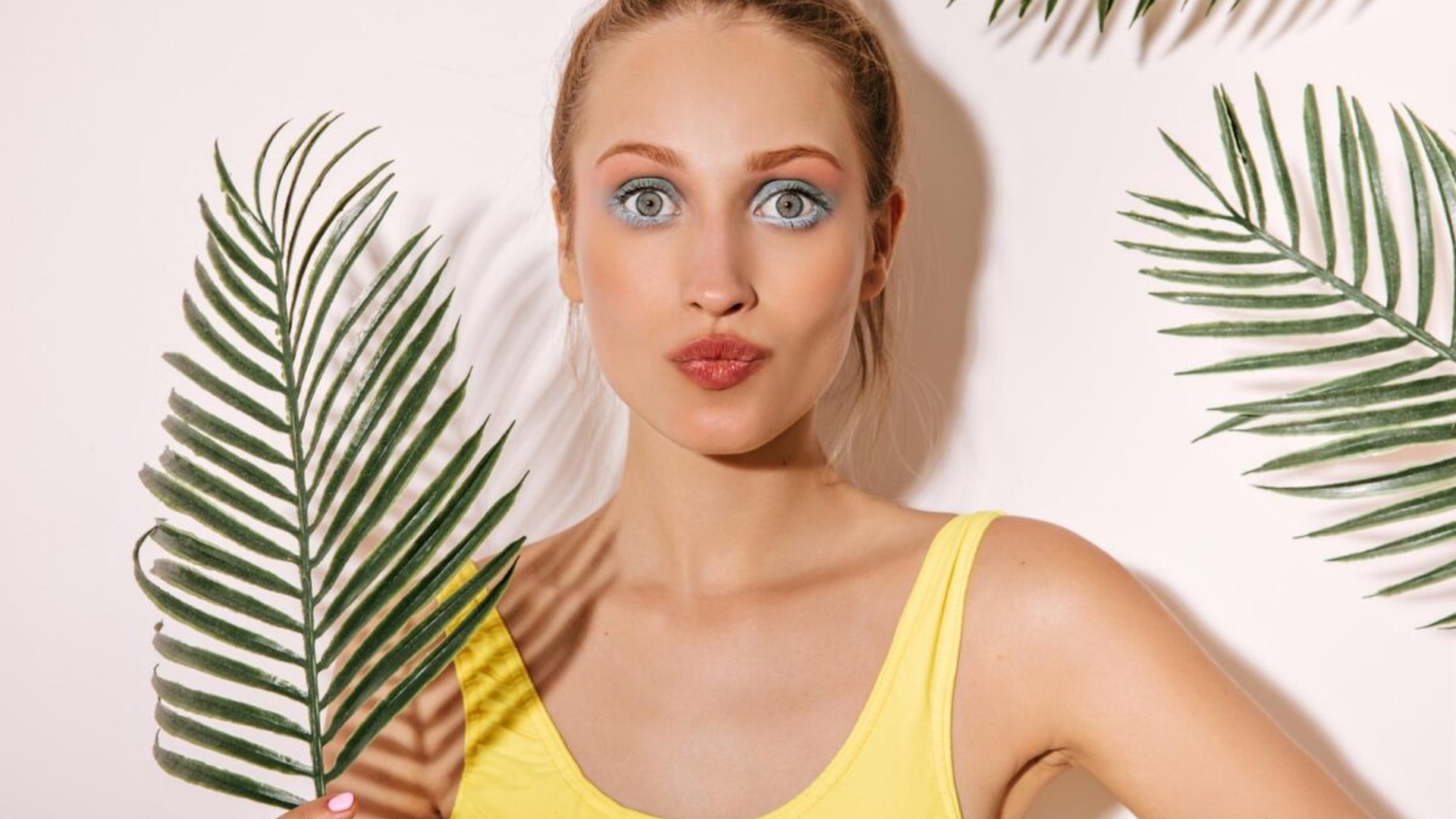 (P) Machiajul de vacanță: ce produse să iei cu tine pentru un look fresh și fără griji