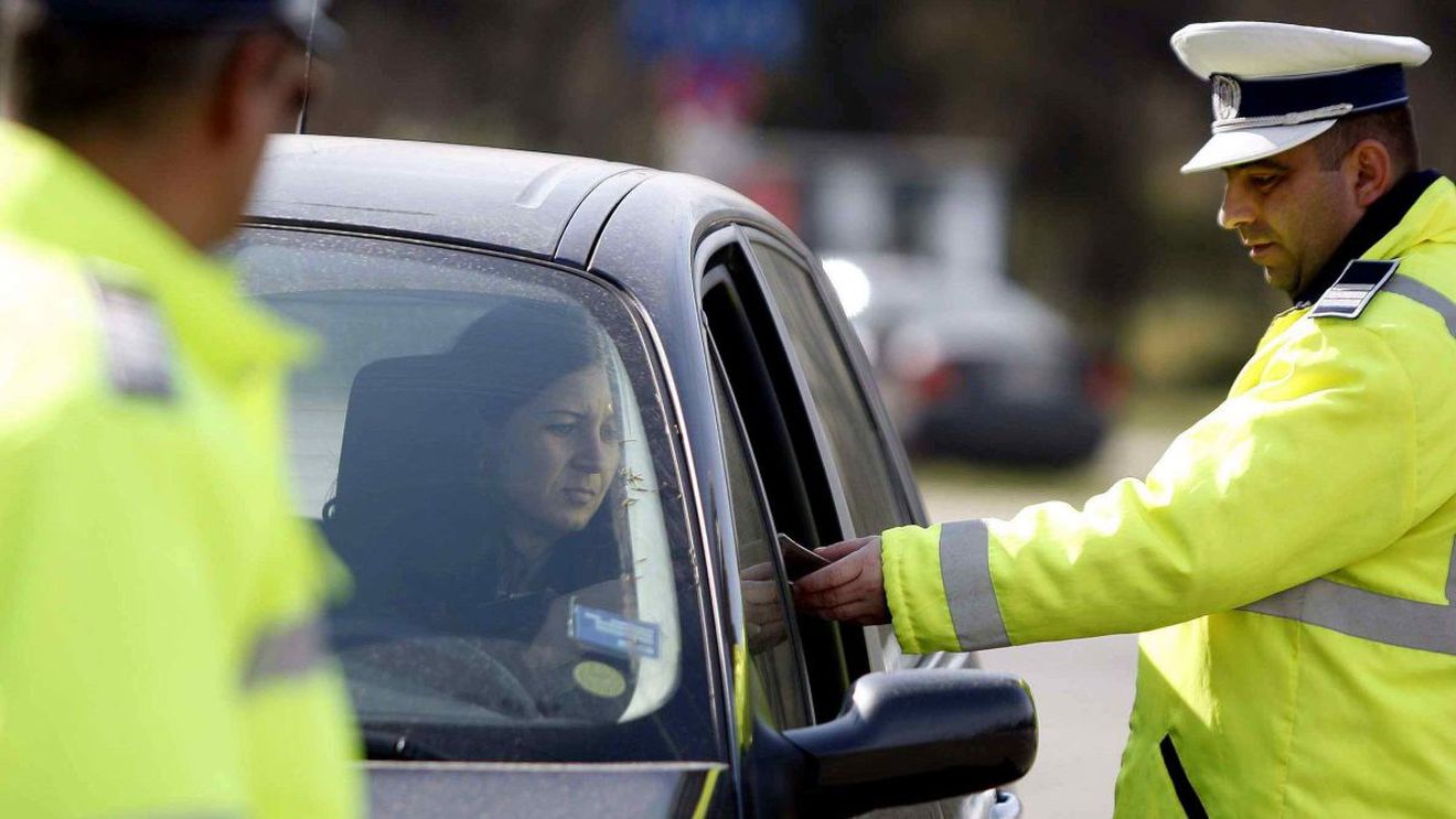 Ce pățesc șoferii care circulă cu permisul suspendat. Amendă sau dosar penal?