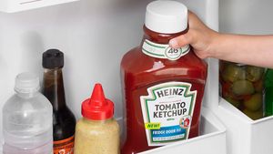 Români, știați?! Câte zile rezistă în frigider muștarul și ketchup-ul, de fapt