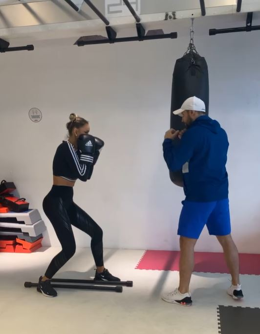 Bianca Drăgușanu, “la vânătoarea” bradului perfect de Crăciun: “Este în mare trend să ai brazi artificiali”. Ce culoare își dorește fiica ei să aibă pomul | FOTO