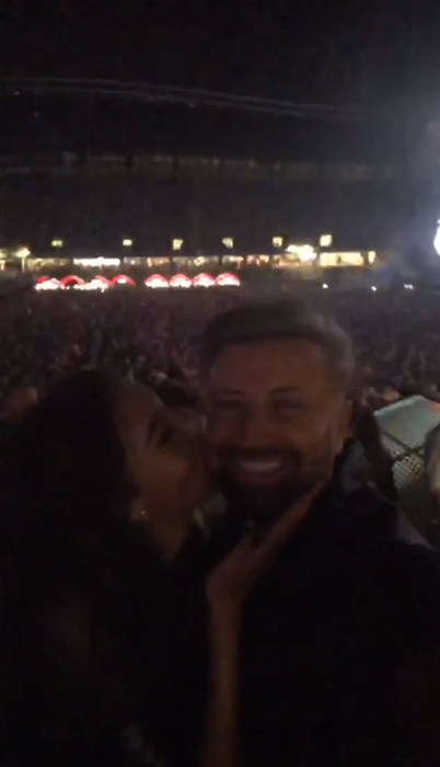 Cătălin Botezatu, sărutat cu patos de o brunetă focoasă la Untold! Imagini senzaționale din zona VIP a celebrului festival