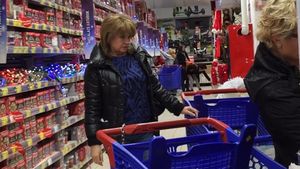 VIDEO EXCLUSIV. Am aflat în premieră! Ce cadou intim i-a pregătit Prima Doamnă lui Traian Băsescu… Nu ghiceşti dintr-o sută de încercări!