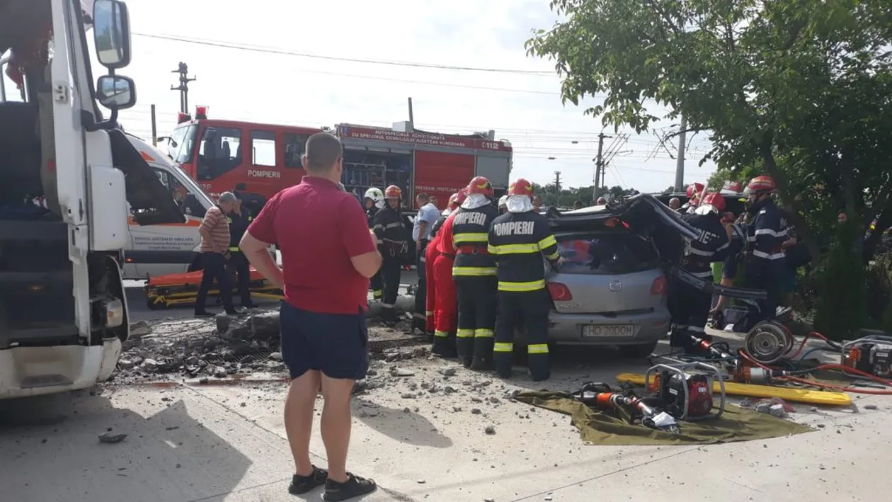 Accident sinistru în Hunedoara. Un tată a murit sub privirile fiului său de trei ani. Un stâlp s-a prăbușit peste mașina în care erau cei doi