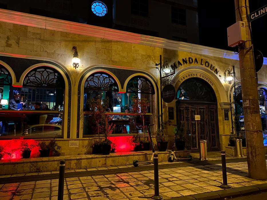 Oamenii stau liniștiți la masă în restaurantul Mandaloun din Capitală, deși ar trebui ca locația să fie închisă