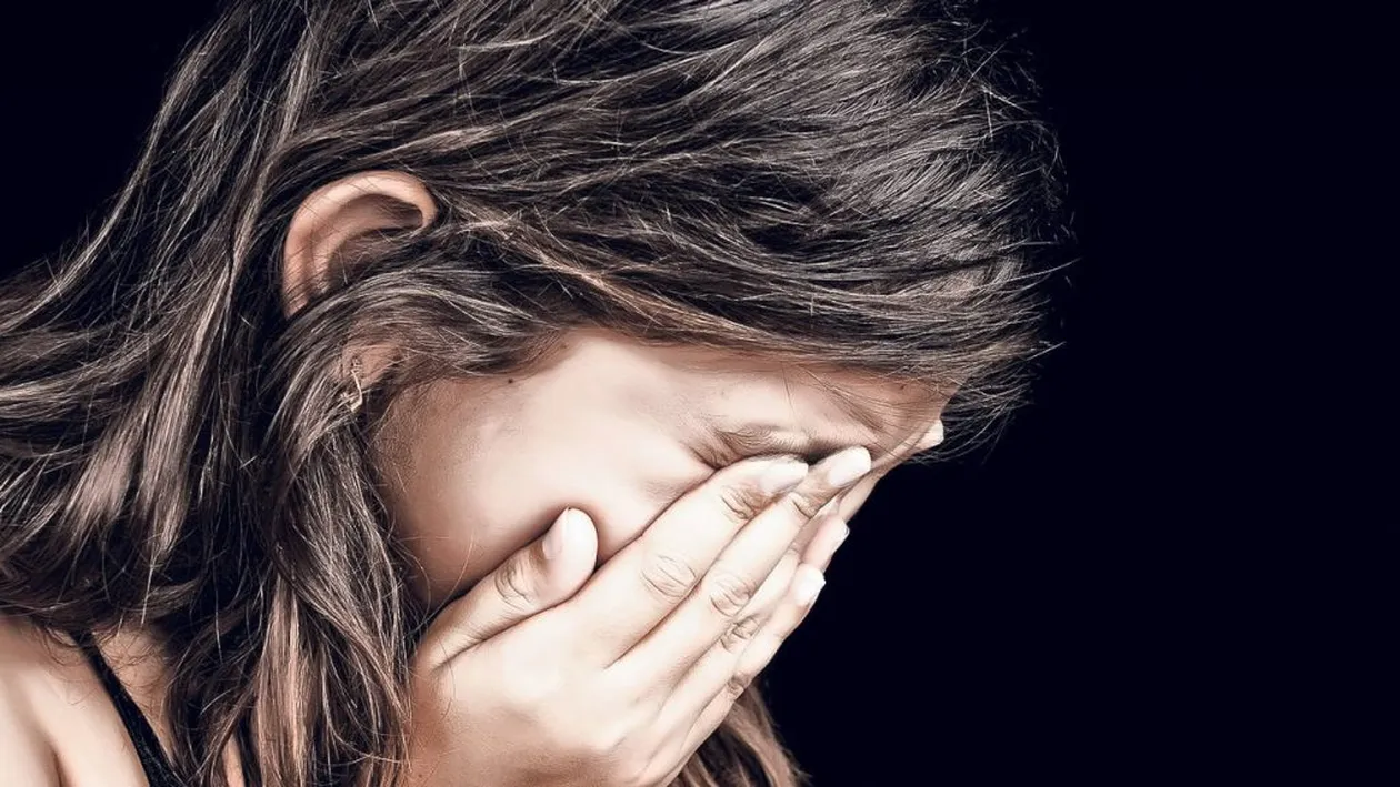 O fetiță din Bistrița-Bârgăului a fost bătută de învățător până a făcut pe ea!