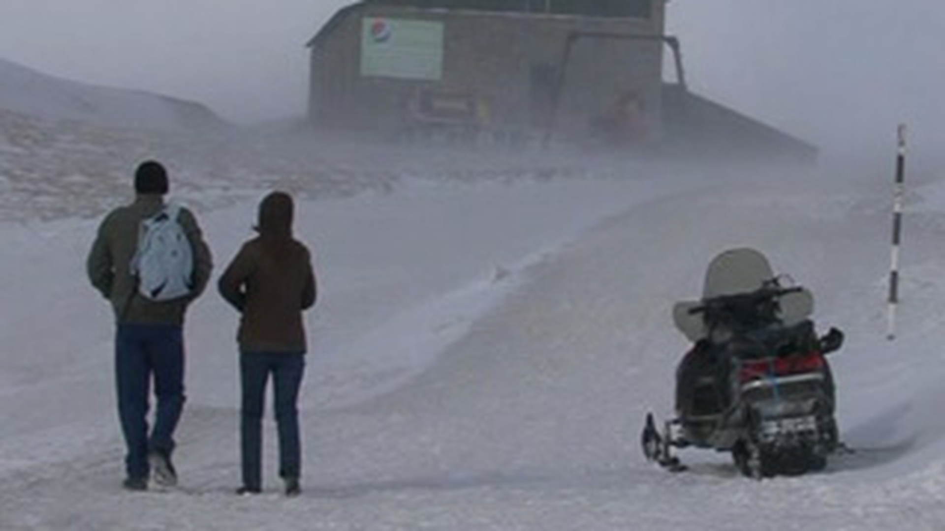 VIDEO Uite ce bate crivatul la munte! E viscol in Bucegi si ninge in statiunile montane!