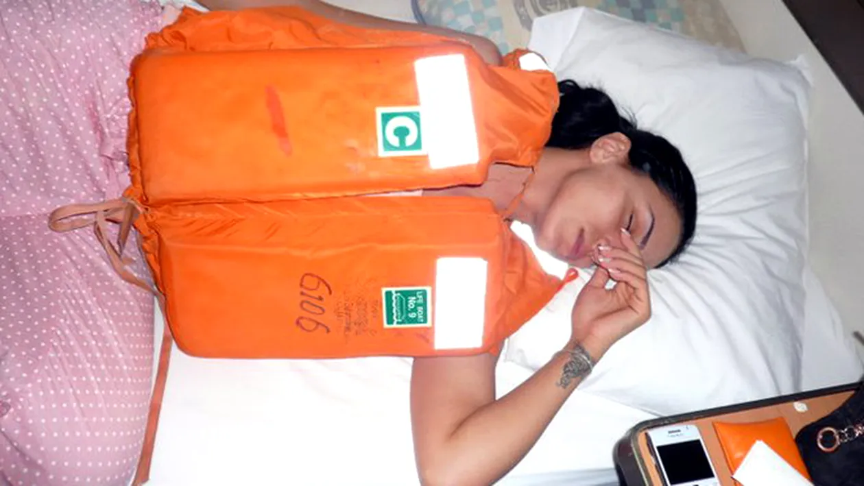 Uite cum dormea Adelina pe Vaporul Iubirii! A capatat rau de mare!