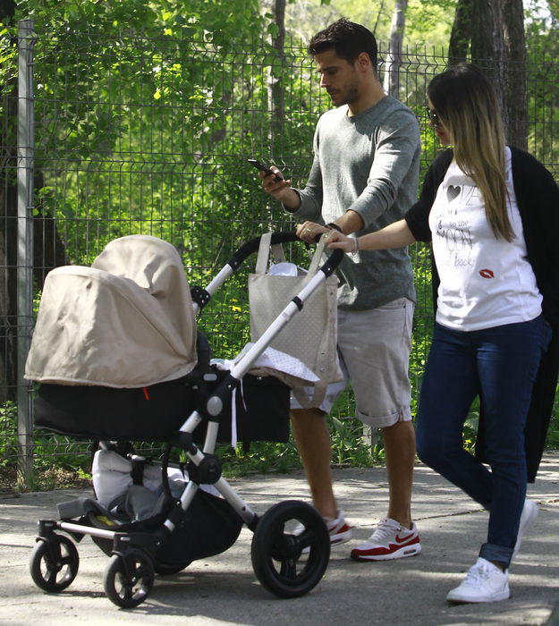 Romera Navarro şi-a scos soţia şi copilul la o plimbare în parc