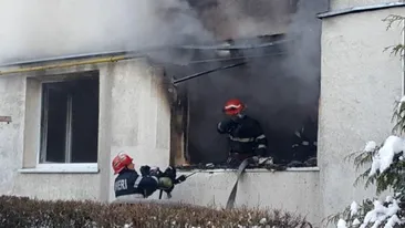 Incendiu într-un bloc din Botoşani. Peste 30 de evacuaţi, patru oameni în spital
