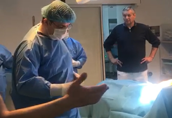 Medicul Mugur Riza, îmbrăcat "civil" în sala de operații, în timpul unei intervenții