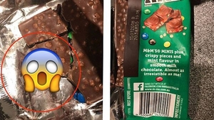 A muşcat cu poftă dintr-o ciocolată şi a rămas scârbit! Ce a găsit bărbatul printre bucaţile de orez expandat