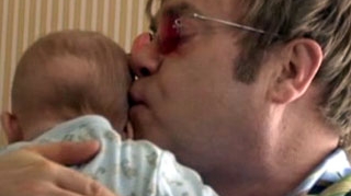 VIDEO Elton John, un tata model! I-a cantat fiului sau o melodie de leagan, in timpul unui interviu