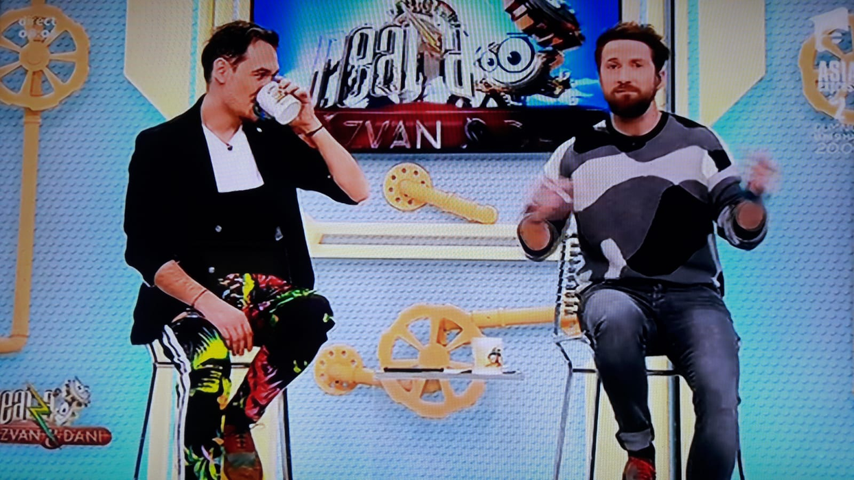 Dani Oțil a făcut mișto de Răzvan Simion în direct, la TV! Cum s-a îmbrăcat prezentatorul pentru matinalul de la Antena 1