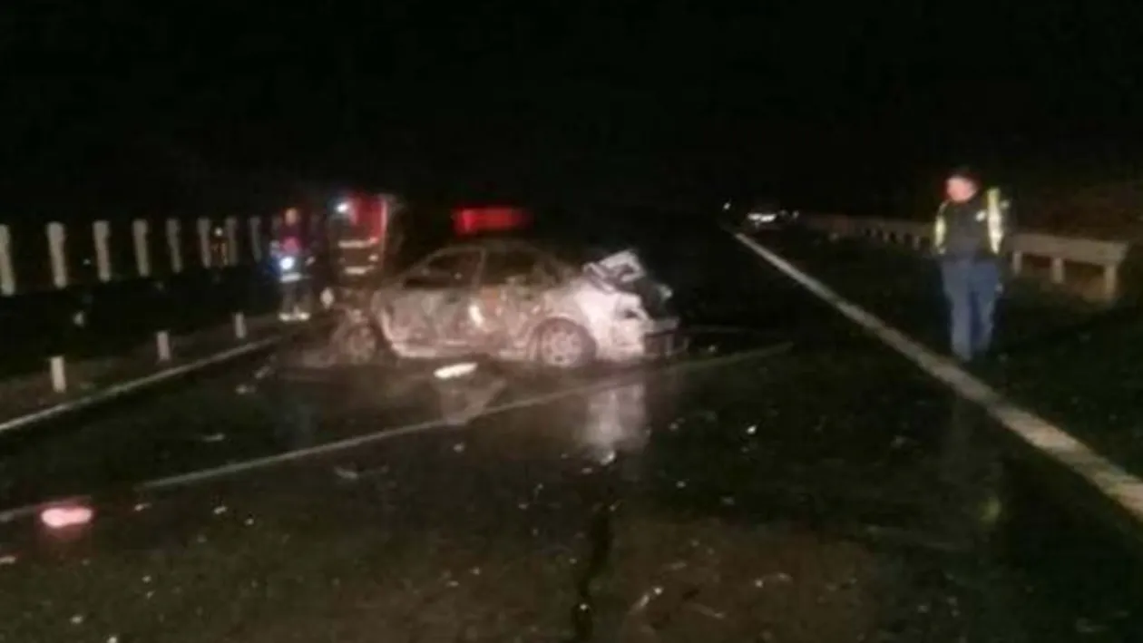 Accident grav pe A1! Două persoane au decedat, iar un autoturism a luat foc în urma impactului