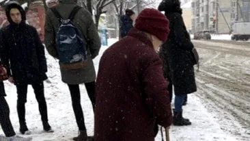 Cutremurător! Ce a scris o pensionară din Iași cu bastonul, pe zăpadă, în stația de tramvai
