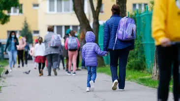 Învățătoarea Marisa a fost suspendată pentru că a spus „Tatăl nostru” în fața copiilor! Cât a fost nevoită să stea pe „tușă”