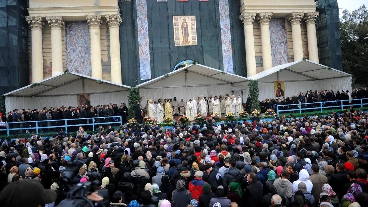 Mii de pelerini, la coadă pentru sarmale după Sfânta Liturghie