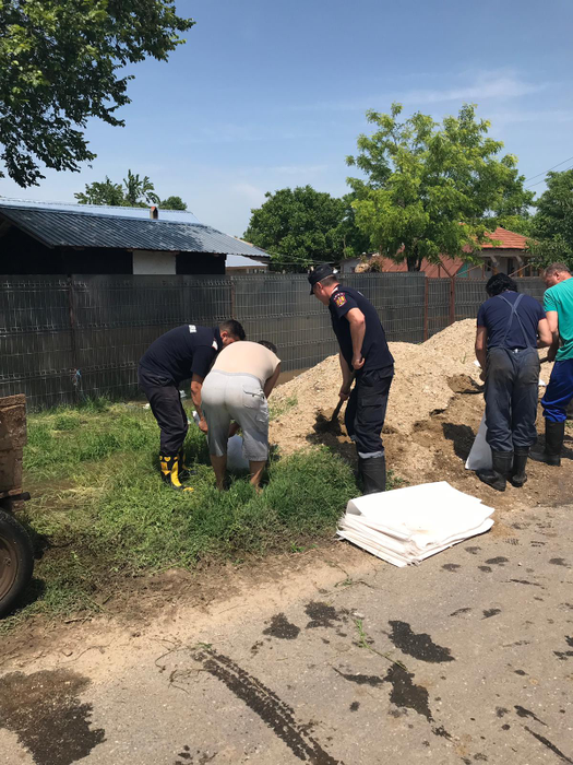 Pompierii și voluntarii încearcă să oprească apa