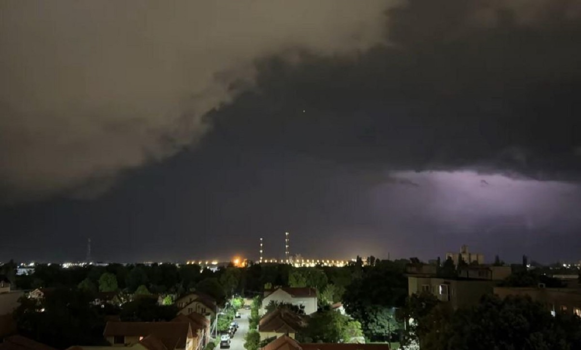 Ce a apărut pe cer, în Arad, în noaptea de 22 mai 2024. Localnicii au rămas mască și au imortalizat fenomenul straniu