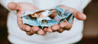 ATENȚIE! Vrei să trimiți bani familiei?! TREBUIE SĂ ȘTII că vei fi... URMĂRIT!
