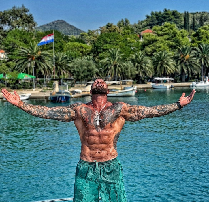 Alex Bodi a ”fugit” în Marbella să-l vadă pe 50 Cent! Rapperul a susținut un concert în România, dar musculosul n-a stat cu oamenii de rând. VIDEO