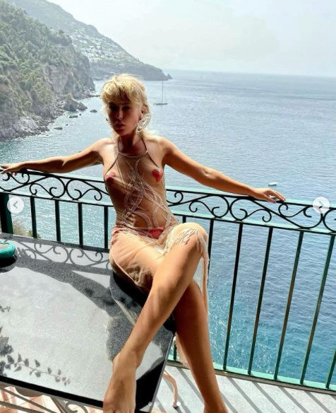 Corina Bud, cu „căpșunelele” la vedere. Ipostaza demnă de filme pentru adulți în care s-a fotografiat cântăreața