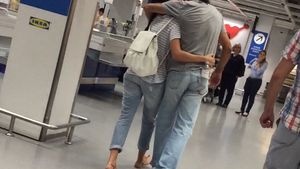Fosta bebeluşă şi ”Casanova” Denis n-au mai avut răbdare până acasă şi… s-au sărutat în magazin!