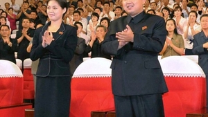 Toată lumea îl ştie pe liderul nord-coreean, Kim Jong-Un, dar puţini o cunosc pe soţia lui! Ri are 28 de ani şi are trei copii