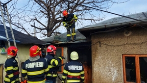 Incendiu de proporții la o casă din Giurgiu, după ce o tânără a încercat să aprindă focul în sobă