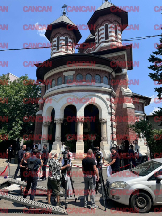 Primii invitați au ajuns la Biserica Sfântul Visarion, unde va avea loc cununia religioasă /Foto: CANCAN.RO