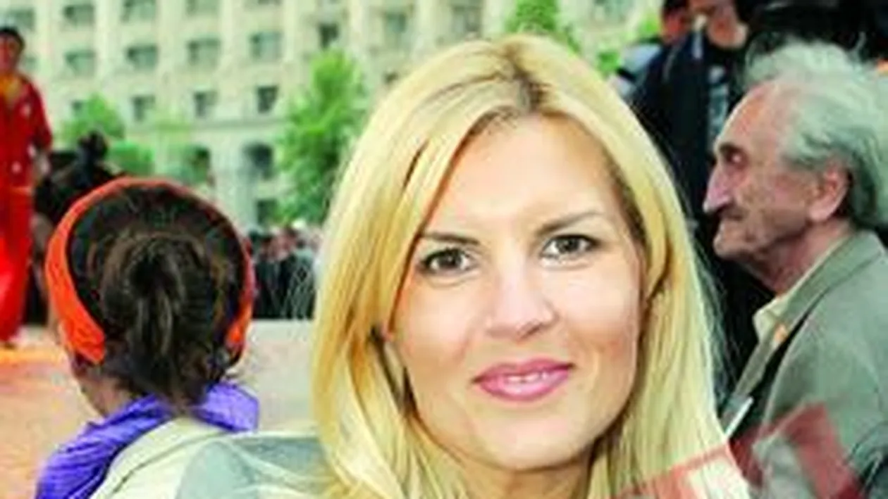 Elena Udrea candideaza la Bucuresti, Elena Basescu mai reflecteaza