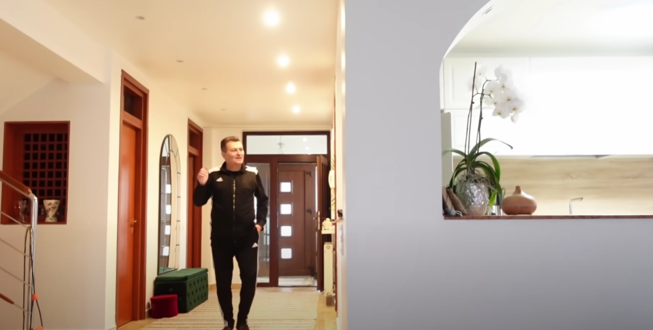 Nea Mărin locuiește într-o vilă de 200.000 de euro/ Sursa foto: Captură video