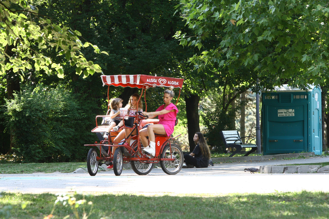 Andreea Bănică, Sofia Maria și micuțul Noah, la plimbare cu bicicleta