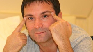 Daniel Buzdugan i-a scris o poezie Oanei Lis: "Bine poa' sa-ti sada scufundata intr-o cada"! Intra aici sa vezi restul versurilor! Sunt dementiale!