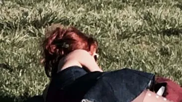A vrut sa citeasca o carte in parc, dar a facut gafa vietii ei! Ce s-a vazut cand bucuresteanca asta s-a asezat pe iarba