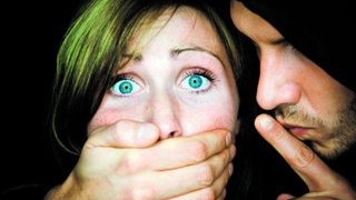 Legea impotriva sotilor violenti a fost promulgata! Victima poate solicita ordin de restrictie chiar si in cazul in care partenerul o insulta sau o ameninta!
