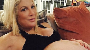 TORI SPELLING a devenit mămică! Prima imagine cu băieţelul actriţei