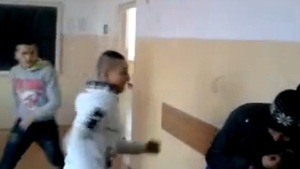Imagini incredibile surprinse într-o şcoală din Brăila! Un elev de 15 ani este bătut în ultimul hal de patru colegi de clasă