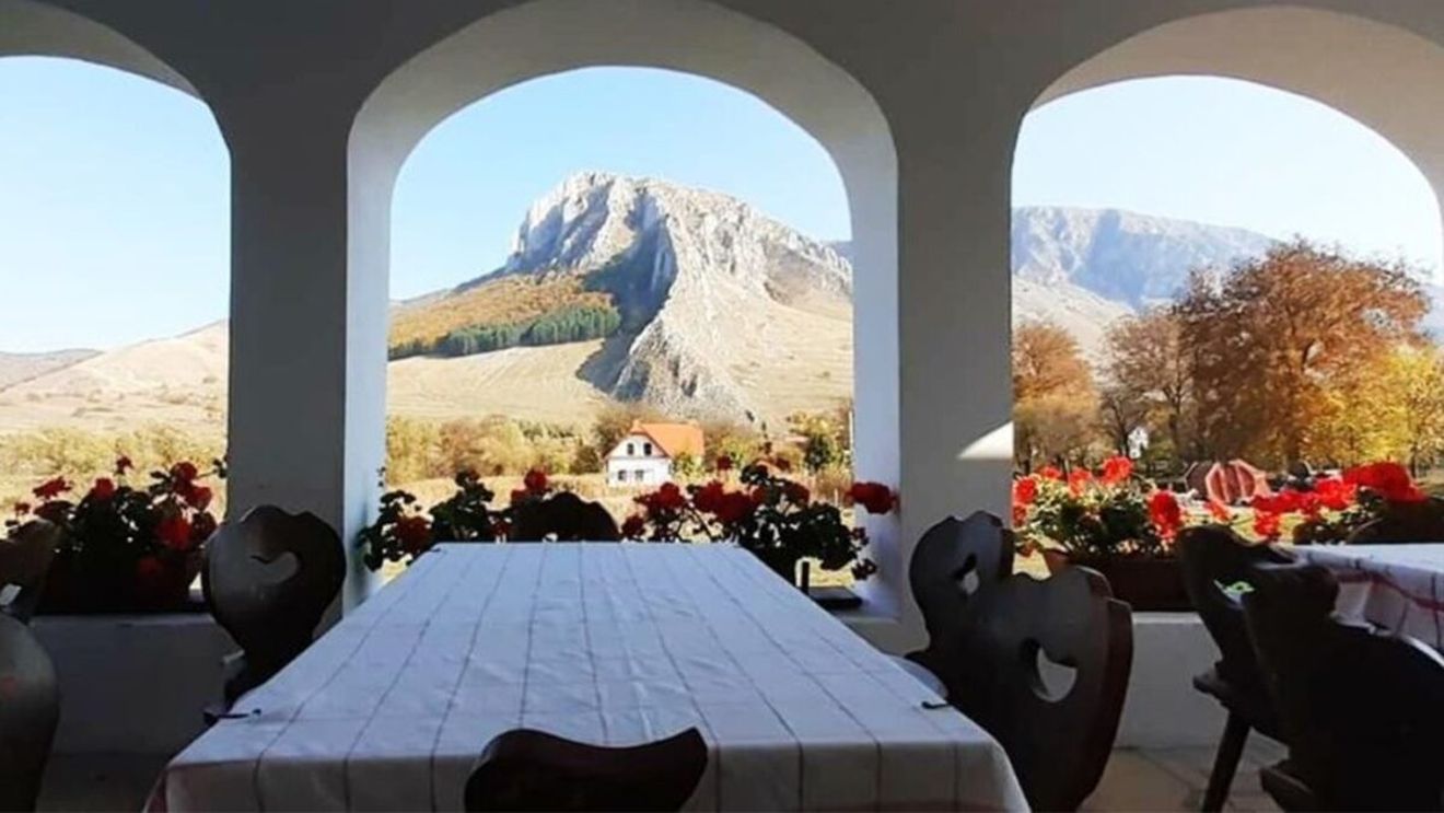 Locul de basm supranumit "Elveția României". Se află la 406 km de București și puțini turiști au auzit de el