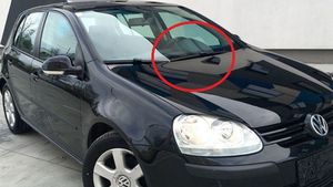 Un român la un pas să fie păcălit pe internet. A vrut să cumpere o mașină, dar și-a dat seama că avea kilometri dați înapoi. Schimb de replici între potențialul cumpărător și proprietar
